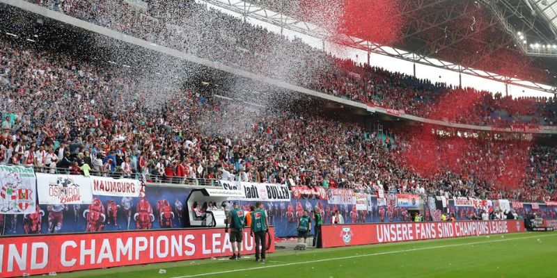 Hình ảnh cổ động viên cổ vũ cuồng nhiệt tại Zentralstadion